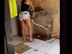 Rabuda lavando roupa e sendo filmada pelo vizinho tarado
