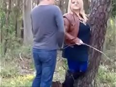 Velha seduzindo um novinho para meter no meio do mato